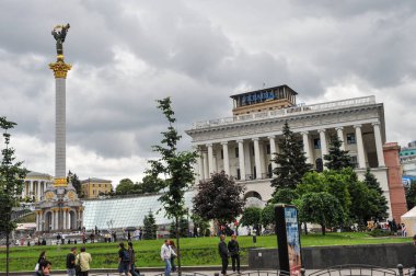 Kiev, Ukrayna - 23 Mayıs 2009: hafta sonu, Khreshchatyk'a şehrin ana caddesi yaya olur. Kaldırımlar ve karayolu boyunca neşeli insanlar yürüyüş.