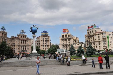 Kiev, Ukrayna - 23 Mayıs 2009: hafta sonu, Khreshchatyk'a şehrin ana caddesi yaya olur. Kaldırımlar ve karayolu boyunca neşeli insanlar yürüyüş.