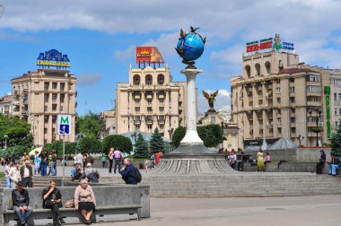Kiev, Ukrayna - 23 Mayıs 2009: hafta sonu, Khreshchatyk'a şehrin ana caddesi yaya olur. Kaldırımlar ve karayolu boyunca neşeli insanlar yürüyüş.