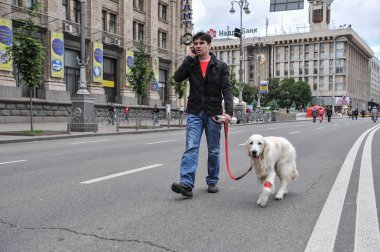 Kiev, Ukrayna - 23 Mayıs 2009: hafta sonu, Khreshchatyk'a şehrin ana caddesi yaya olur. Kaldırımlar ve karayolu boyunca neşeli insanlar yürüyüş.