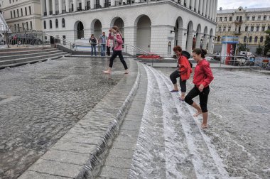 Kiev, Ukrayna - 23 Mayıs 2009: hafta sonu, Khreshchatyk'a şehrin ana caddesi yaya olur. Kaldırımlar ve karayolu boyunca neşeli insanlar yürüyüş.