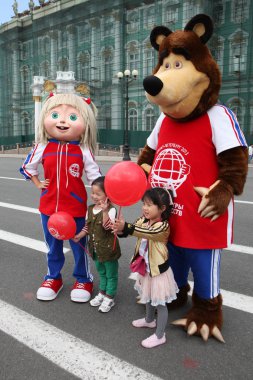 St. Petersburg, Rusya Federasyonu - 8 Haziran 2013: Rus Tv dizisi Masha ve şehir merkezinde ayı cabotins animasyonlu kahraman kent sakinleri ve turistler eğlendirir. İsteyenler ile fotoğraflandı olduğunu.