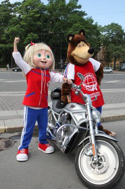 St. Petersburg, Rusya Federasyonu - 8 Haziran 2013: Rus Tv dizisi Masha ve şehir merkezinde ayı cabotins animasyonlu kahraman kent sakinleri ve turistler eğlendirir. İsteyenler ile fotoğraflandı olduğunu.