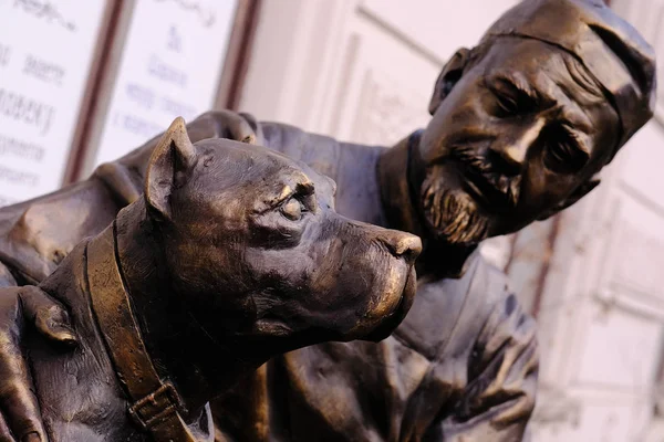 俄罗斯圣彼得堡 2018年11月25日 狗的心 中的电影英雄纪念碑 以米哈伊尔 布尔加科夫同名小说为蓝本 克劳比罗任斯基教授和狗沙里克在法官席上 — 图库照片