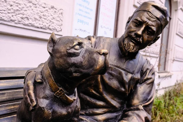 俄罗斯圣彼得堡 2018年11月25日 狗的心 中的电影英雄纪念碑 以米哈伊尔 布尔加科夫同名小说为蓝本 克劳比罗任斯基教授和狗沙里克在法官席上 — 图库照片