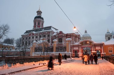 St. Petersburg, Rusya Federasyonu - 4 Ocak 2011: Alexander Nevsky Lavra ana manastır ve şehrin Ortodoks türbelerin, hac ve dua bir mekan biridir.