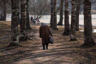 Tanınmayan bir eski bükülmüş kadın bir sonbahar sokak yürür. Yaşlılık ve hayat bir sembolü olarak. Onun çantası elinde. Başörtüsü üzerinde. Kararsız çarpık yürüyüş.