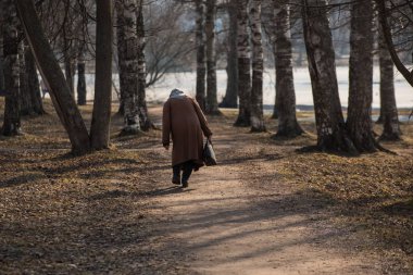 Tanınmayan bir eski bükülmüş kadın bir sonbahar sokak yürür. Yaşlılık ve hayat bir sembolü olarak. Onun çantası elinde. Başörtüsü üzerinde. Kararsız çarpık yürüyüş.