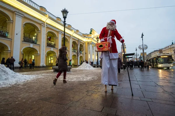 São Petersburgo Rússia Dezembro 2018 Papai Noel Caminha Sobre Palafitas — Fotografia de Stock