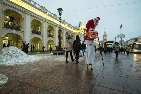 São Petersburgo Rússia Dezembro 2018 Papai Noel Caminha Sobre Palafitas — Fotografia de Stock