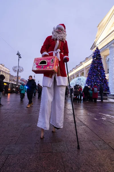 Sankt Petersburg Rusia Decembrie 2018 Moș Crăciun Merge Picioare Lungul — Fotografie, imagine de stoc