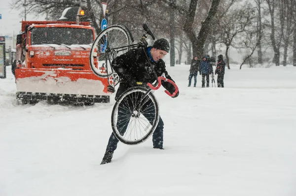 San Pietroburgo Russia Novembre 2016 Giovane Uomo Positivo Una Moto — Foto Stock