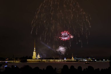Yeni yıl renkli gece havai fişek fon karşı tarihi merkezinde yeni yıl ve Noel Kutlamaları Peter ve Paul Fortress onuruna.