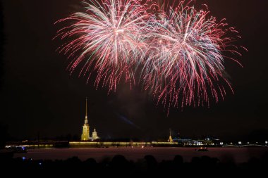 Yeni yıl renkli gece havai fişekler fon karşı tarihi merkezinde yeni yıl ve Noel Kutlamaları Peter ve Paul Fortress onuruna. St. Petersburg Rusya
