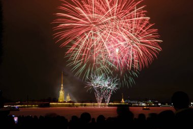 Yeni yıl renkli gece havai fişekler fon karşı tarihi merkezinde yeni yıl ve Noel Kutlamaları Peter ve Paul Fortress onuruna. St. Petersburg Rusya