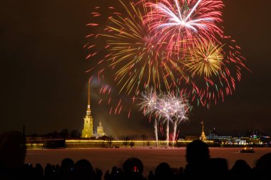 Yeni yıl renkli gece havai fişekler fon karşı tarihi merkezinde yeni yıl ve Noel Kutlamaları Peter ve Paul Fortress onuruna. St. Petersburg Rusya