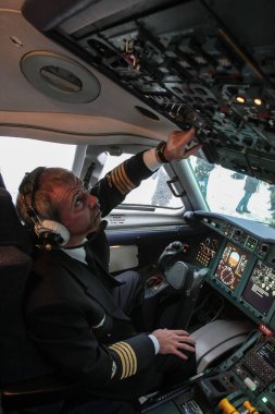 St. Petersburg, Rusya Federasyonu - 24 Aralık 2009: Çift motorlu jet artyakıcıları uçak bir-148-100v inşa yüksek performanslı prensibine göre aerodinamik yapılandırma ile yolcu az sayıda göre.