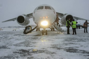 St. Petersburg, Rusya Federasyonu - 24 Aralık 2009: Çift motorlu jet artyakıcıları uçak bir-148-100v inşa yüksek performanslı prensibine göre aerodinamik yapılandırma ile yolcu az sayıda göre.