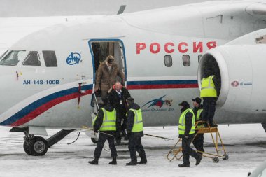 St. Petersburg, Rusya Federasyonu - 24 Aralık 2009: Çift motorlu jet artyakıcıları uçak bir-148-100v inşa yüksek performanslı prensibine göre aerodinamik yapılandırma ile yolcu az sayıda göre.