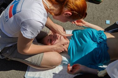 St. Petersburg, Rusya Federasyonu - 12 Mayıs 2018: yarışma / egzersizleri ilk yardım öncesi hastane aşamada. Yarışma katılımcısı bir boyun yaralanma uğrayan bir kız yardımcı bir genç kızdır.