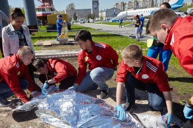 St. Petersburg, Rusya Federasyonu - 12 Mayıs 2018: yarışma / egzersizleri ilk yardım öncesi hastane aşamada. Rakip yardımcı olan genç bir adam bir yılan tarafından ısırıldı.