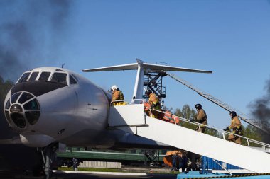 St. Petersburg, Rusya Federasyonu - 12 Mayıs 2018: yarışma / egzersizleri ilk yardım öncesi hastane aşamada. İtfaiyeciler tırmanmak merdiven uçağa, olduğu yere bir yangın.