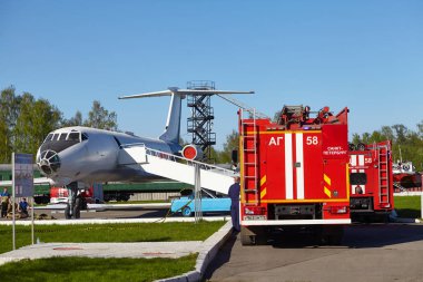 St. Petersburg, Rusya Federasyonu - 12 Mayıs 2018: yarışma / egzersizleri ilk yardım öncesi hastane aşamada. Uçak yakınındaki özel itfaiye arabası.