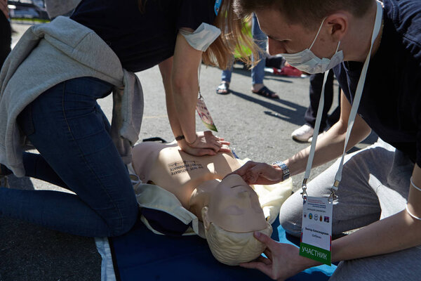 Санкт-Петербург, Россия - 12 мая 2018 года: конкурс / упражнения по оказанию первой медицинской помощи на догоспитальном этапе. Два участника тренинга по искусственному дыханию
.