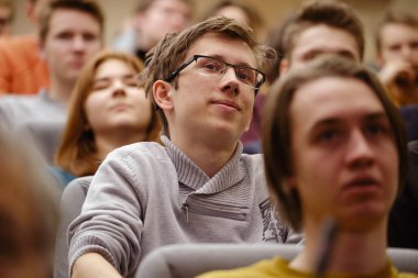 St. Petersburg, Rusya - 18 Şubat 2018: Öğrencileri Politeknik Üniversitesi nde bir konferans. Beni iyi dinle. Yüzünü kapat. Yüksek öğrenim.