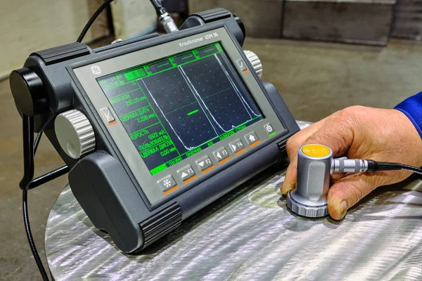 Ultrasonic flaw detector krautkramer USM 36 at the plant during — Stock Photo, Image