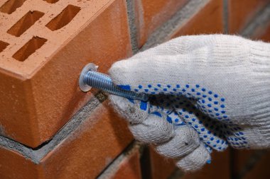 Kırmızı içi boş tuğla. Tuğla. Kimyasal çapa u yükleme