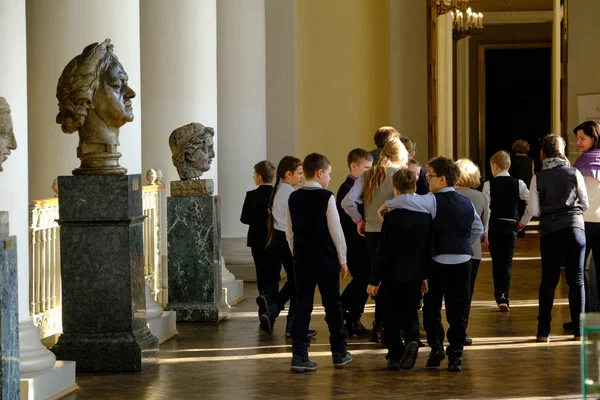 Dzieci na wycieczki w Muzeum Rosyjskiego — Zdjęcie stockowe