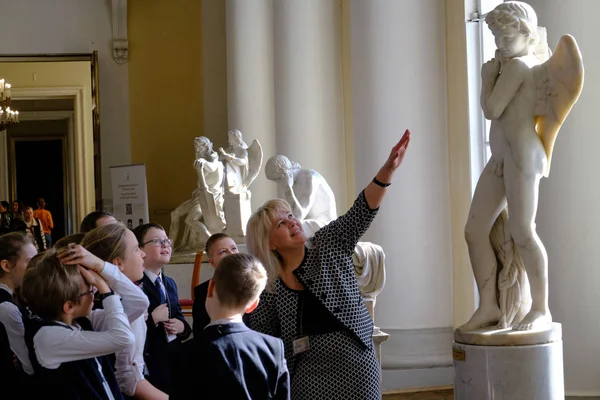 Niños de excursión en el Museo Ruso — Foto de Stock