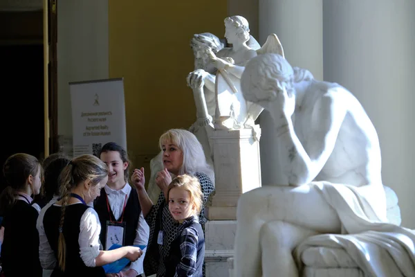 Дети на экскурсии по Русскому музею — стоковое фото