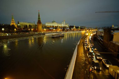 Kışın bile Moskova Kremlin ve Moskova Nehri görünümü