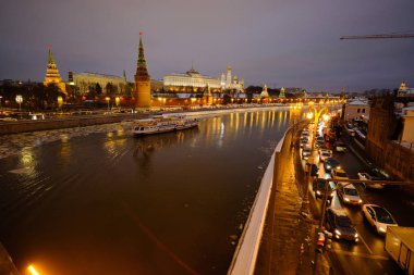 Kışın bile Moskova Kremlin ve Moskova Nehri görünümü