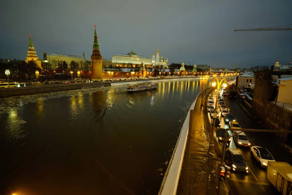 View of the Moscow Kremlin and the Moscow River on a winter even — Stock Photo, Image