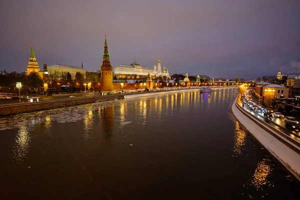 Vista do Kremlin de Moscou e o Rio de Moscou em um inverno até — Fotografia de Stock