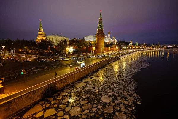 Vista do Kremlin de Moscou e o Rio de Moscou em um inverno até — Fotografia de Stock