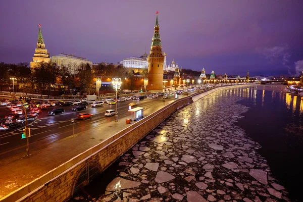 Vista do Kremlin de Moscou e o Rio de Moscou em um inverno até — Fotografia de Stock