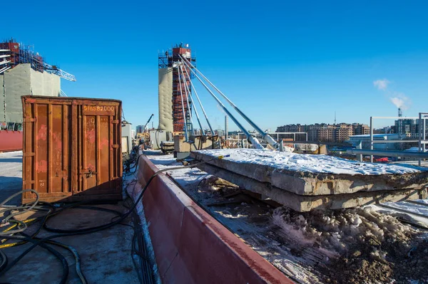 The cable-stayed bridge under construction. The final stage of e — Stock Photo, Image