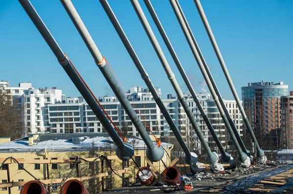 Hängbron under konstruktion. Den sista etappen av e — Stockfoto