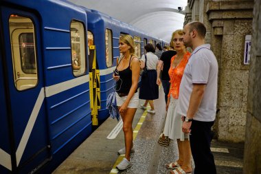 Arabalara binmeden önce metro yolcuları. İnsanlar başka bir su bekliyoruz