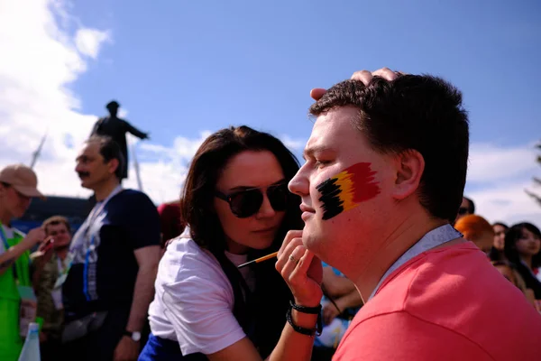 Fotbollsfans innan matchen mellan Belgien och England för tredje — Stockfoto