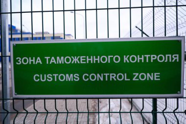 Gümrük denetimi zone - entr tabelaya Rusça ve İngilizce