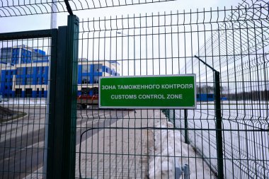 Gümrük denetimi zone - entr tabelaya Rusça ve İngilizce