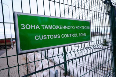 Gümrük denetimi zone - entr tabelaya Rusça ve İngilizce