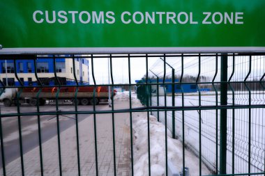 Gümrük denetimi zone - entr tabelaya Rusça ve İngilizce
