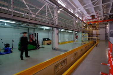 De için odasında bir Gümrük memuru tanınmaz figürü