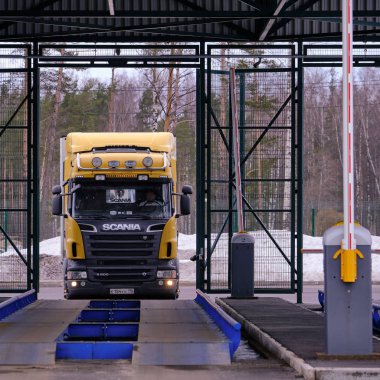 Ağır kamyon Scania şoför arabayı platfor için kılavuzları.